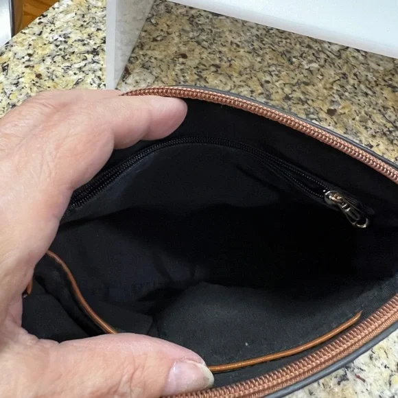 Itscosy Coach Brown Leather Crossbody Bag with Adjustable Strap - Picture 5 of 6